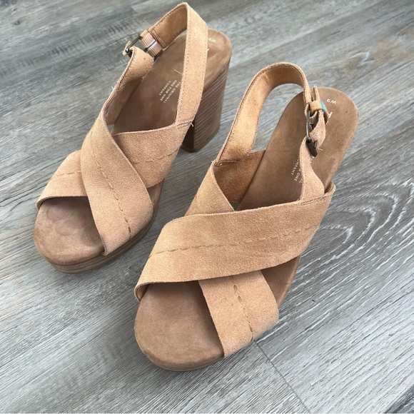 Tom’s criss cross chunky platform heels - Picture 3 of 11